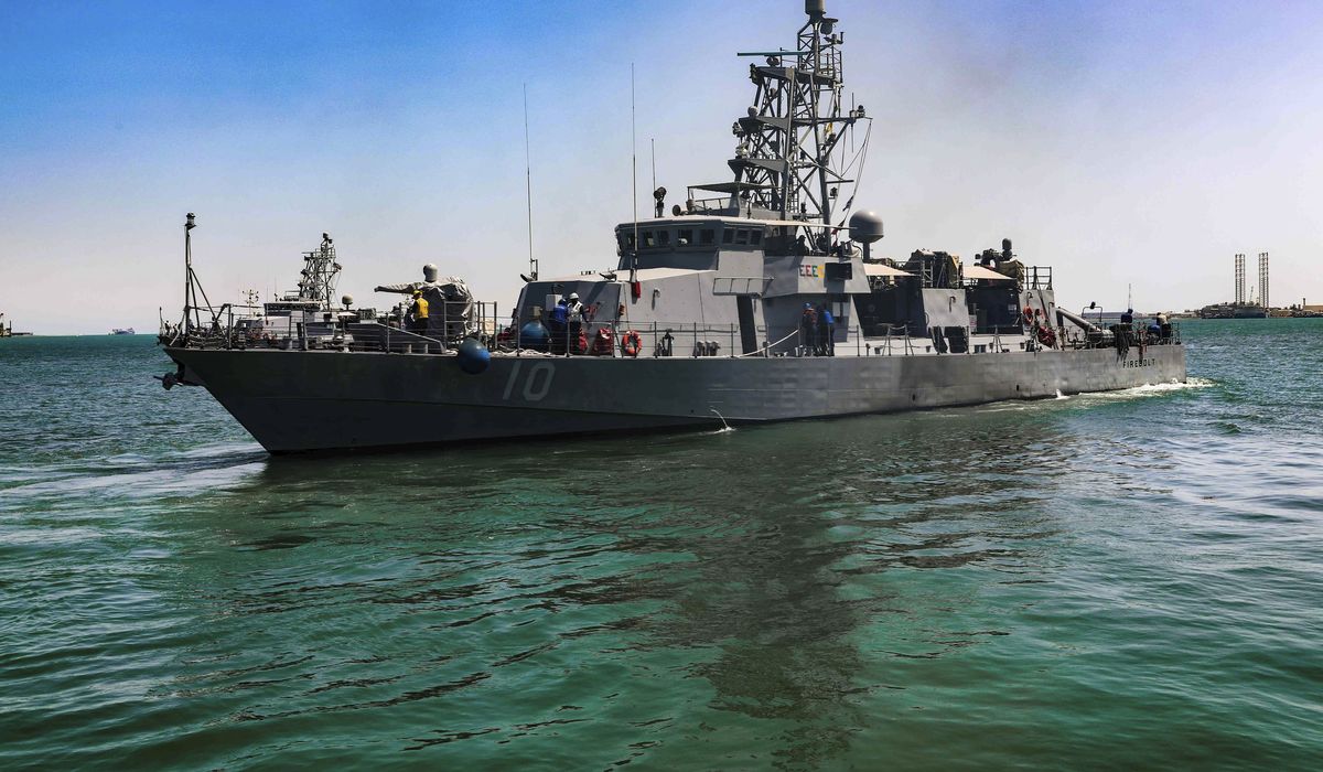 USS Firebolt fires warning shots at Iran Revolutionary Guard vessels