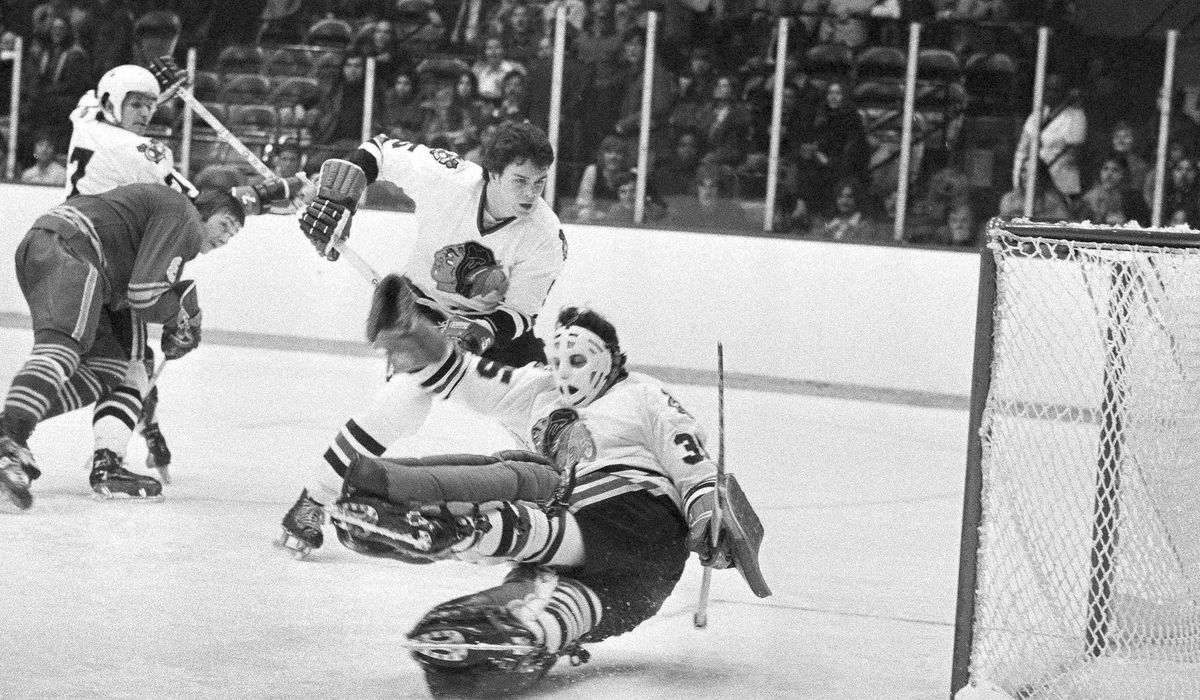 Blackhawks Hall of Fame goaltender Tony Esposito dies at 78