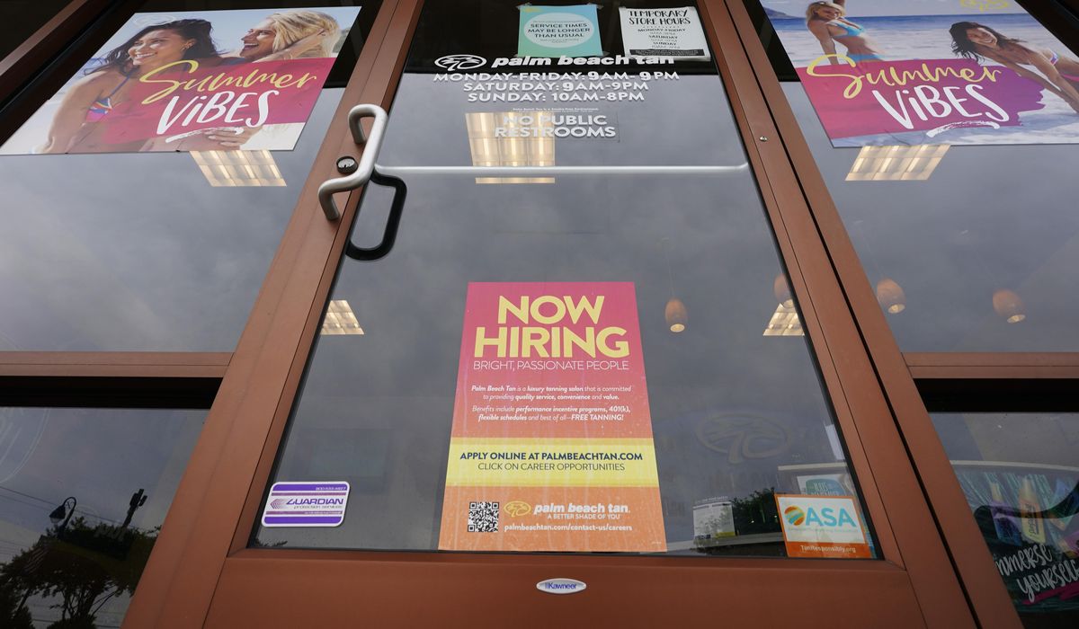 U.S. jobless claims rise by 4,000 to 353,000