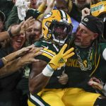 Aaron Jones recovers chain with dad’s ashes after four-touchdown game