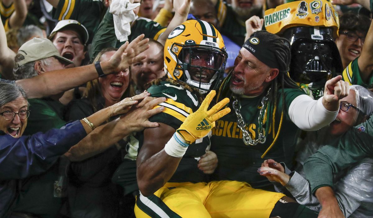 Aaron Jones recovers chain with dad’s ashes after four-touchdown game