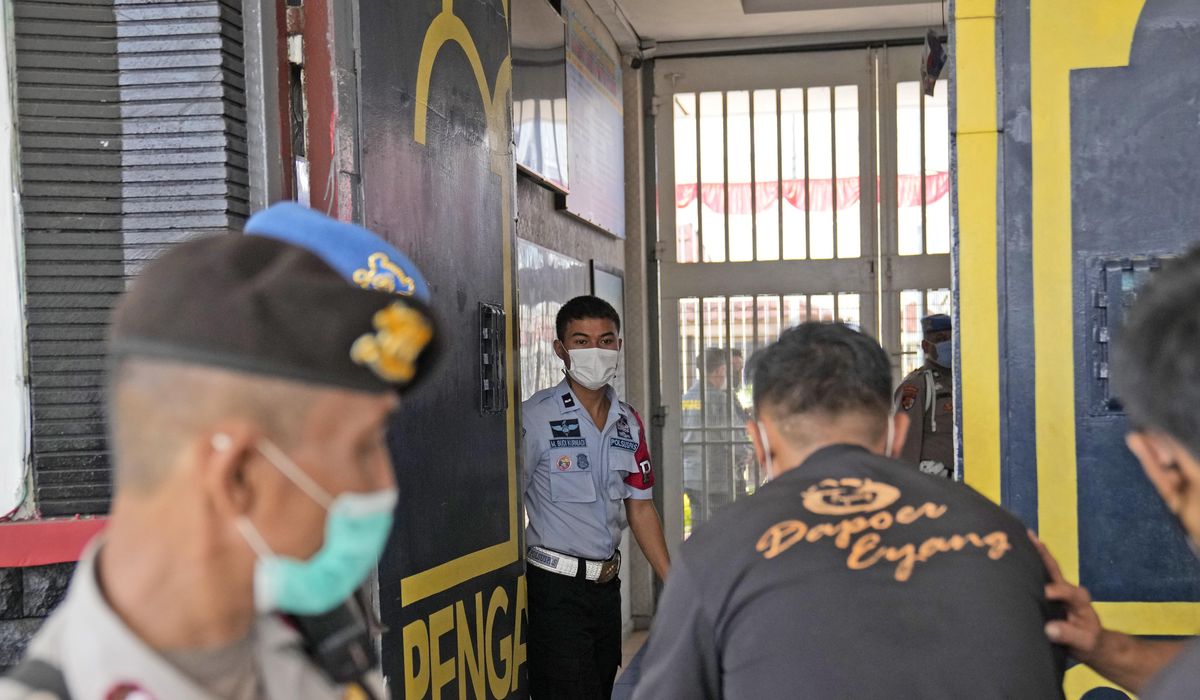 Fire kills 41 inmates, 80 hurt at crowded Indonesian prison