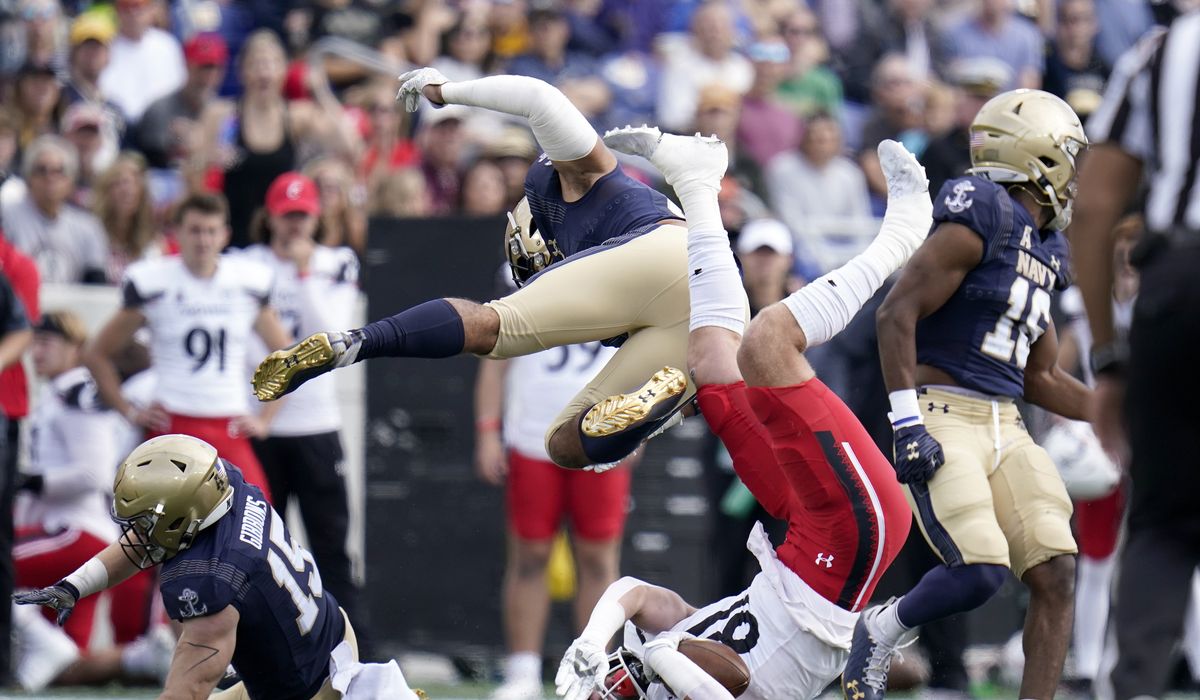 No. 2 Cincinnati stays unbeaten with 27-20 win over Navy