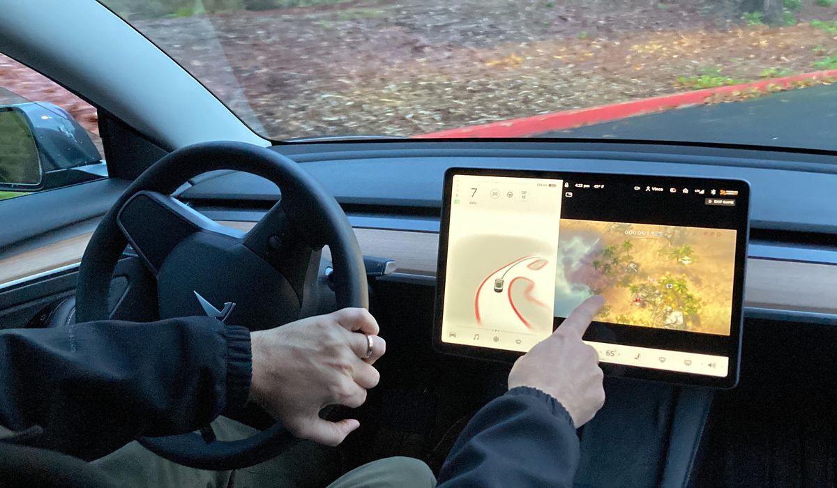 U.S. probes potential of drivers playing video games in Teslas