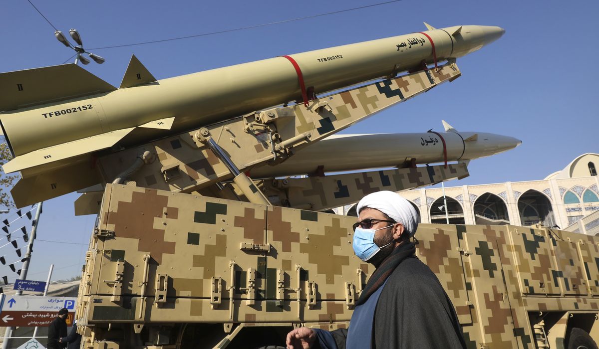 Iran displays missiles amid nuclear talks with world powers