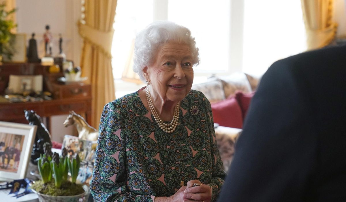 Queen Elizabeth II still has mild COVID-19 symptoms, cancels online meetings